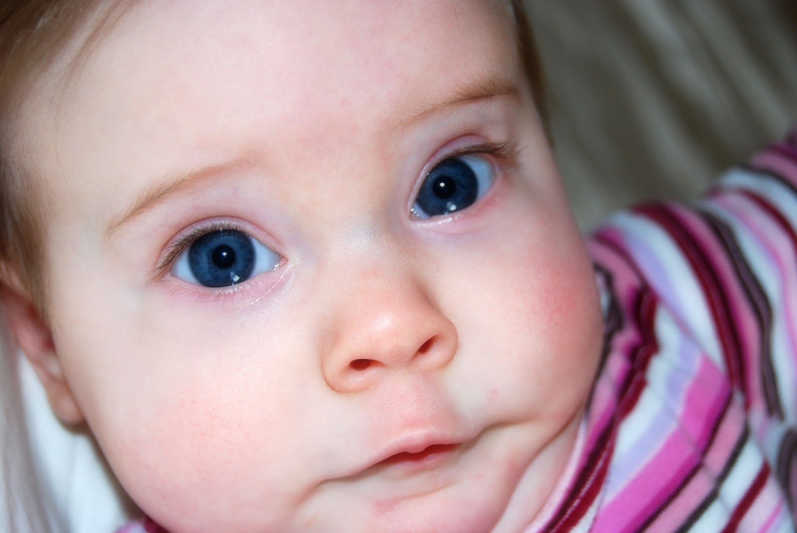 Ребенок косит глазки. Косоглазие у детей. Раскосые глаза у ребенка. Косоглазие у грудничков. Глаза новорожденного.