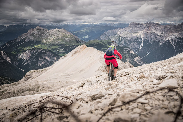 Trail Biken in den Dolomiten / Überschreitung des Monte Cristallo Massivs / Cresta  Bianca, 2932 m