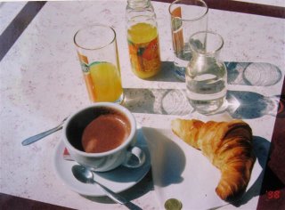 Photo of petit Dejeuner in a cafe outdoors