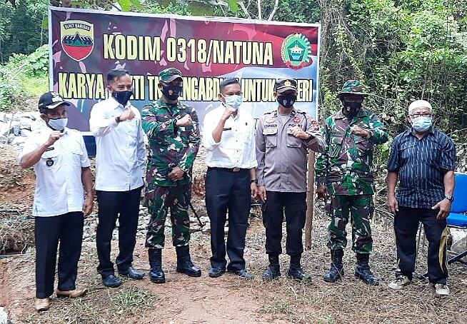 Dandim 0318/Natuna Melakukan Peletakan Batu Pertama Pembangunan Jembatan Penghubung Desa Cemaga Utara dengan Desa Cemaga Tengah Dandim 0318/Natuna Melakukan Peletakan Batu Pertama Pembangunan Jembatan Penghubung Desa Cemaga Utara dengan Desa Cemaga Tengah