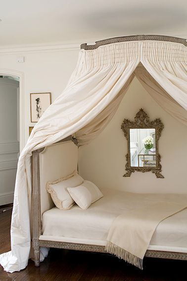 Fabulous and very French - Bed Crowns