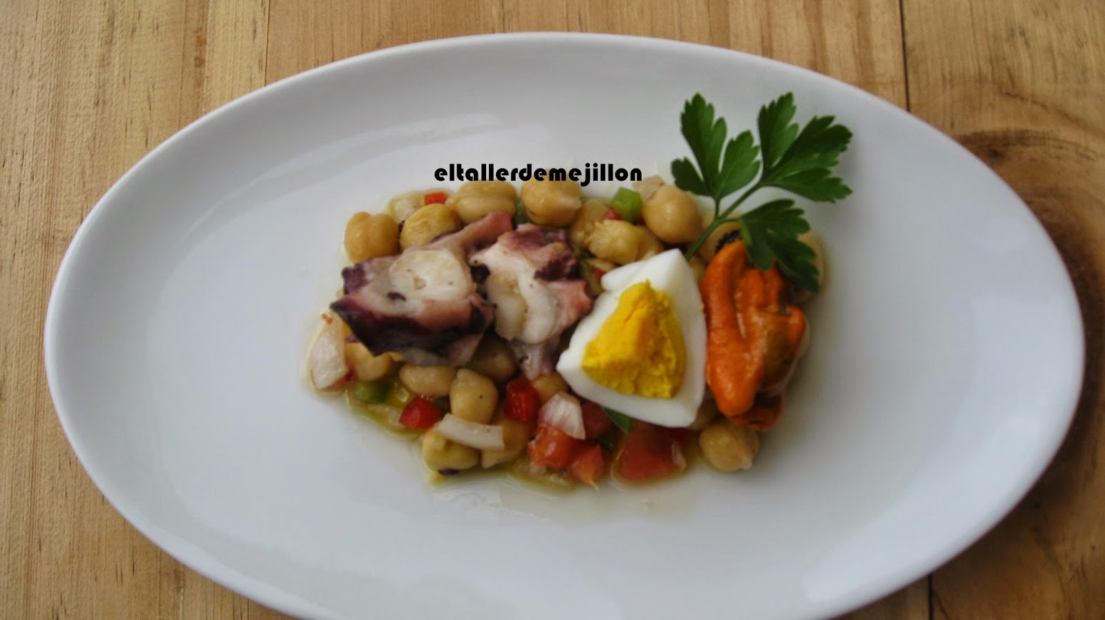 ENSALADA DE GARBANZOS CON MEJILLONES Y PULPO