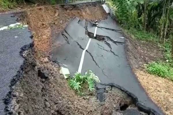 Subhanallah, Tanah Bergerak Sendiri, Jalan Antar Kabupaten Ambles Sedalam 5 Meter