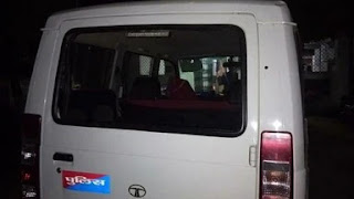 शराब बेचने वाली महिला को पकड़ कर ला रही पुलिस पर पथराव, जीप क्षतिग्रस्त शराब बेचने वाली महिला को पकड़ कर ला रही पुलिस पर पथराव, जीप क्षतिग्रस्त