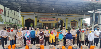 Kapolres Simalungun Dampingi Pembagian 250 Paket Sembako Dari Kapolda Sumut di Parapat