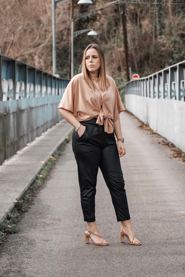 Outfit con pantalones de polipiel de FemmeLuxe