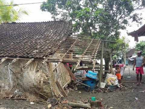 Rumah Janda Miskin Ambruk Diterjang Angin Kencang