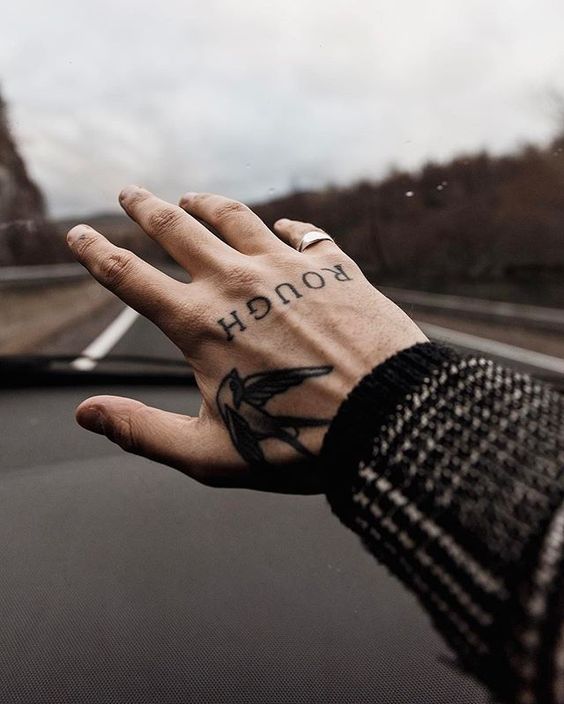 Tatuagem na mão masculina: 5 ideias e 15 fotos de inspiração