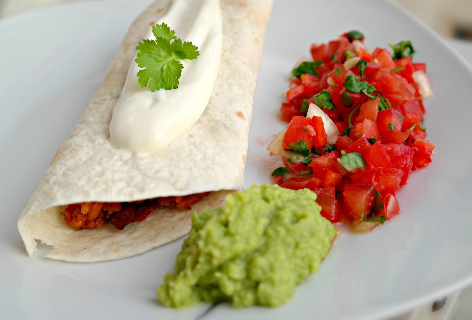 Sentymentalna kuchnia Burrito z guacamole i salsą fresca