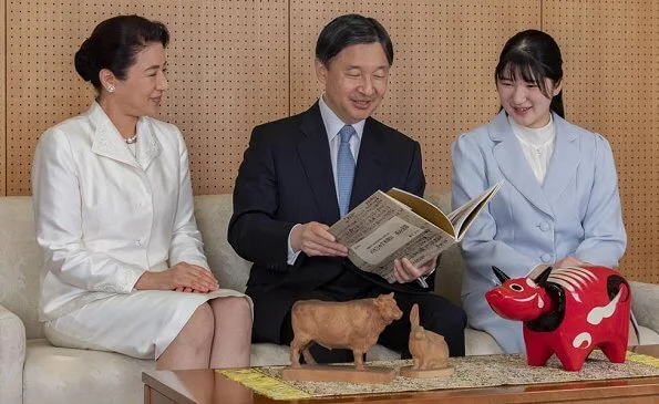 Emperor Naruhito, Empress Masako, Princess Aiko, Emperor Akihito, Empress Michiko, Crown Princess Kiko, Princess Mako, Princess Kako