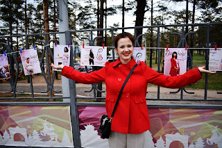 Девушка напротив выставки фотографий беременных