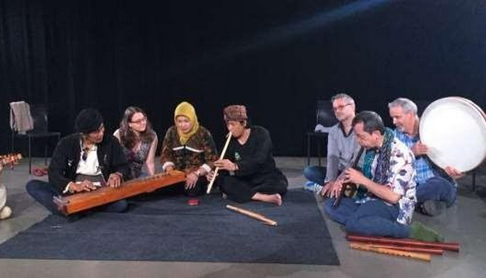 Kolaborasi Doulce Mémoire dan Maestro Musik Sunda di Bali