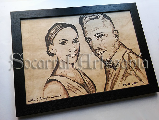 Retrato de novios Este cuadro fue realizado como regalo de bodas y pintado enteramente con óxido de manganeso. Socarrat Artesanía. Camateu