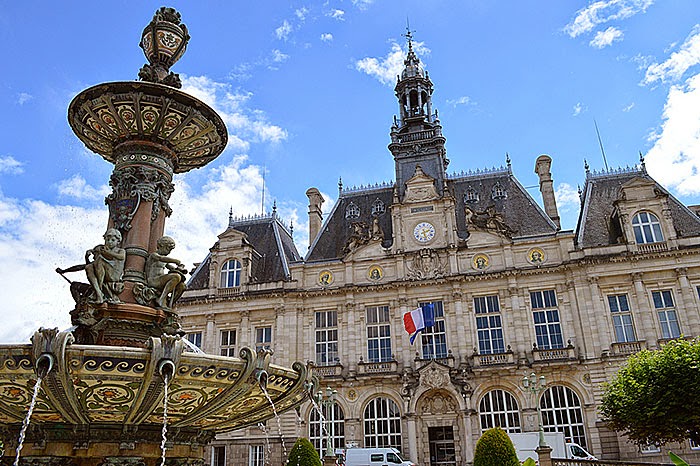 L'Hôtel de Ville de Limoges et sa Fontaine de porcelaine. Photo Matt Brown / Flickr   (CC/by/2.0).
