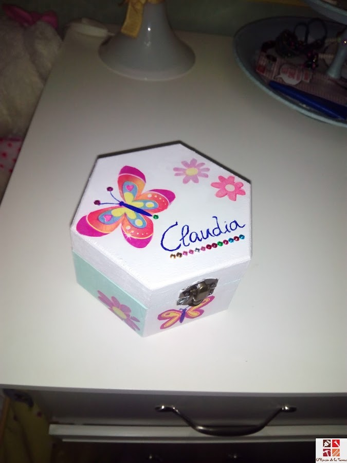 caja de madera pintada a mano