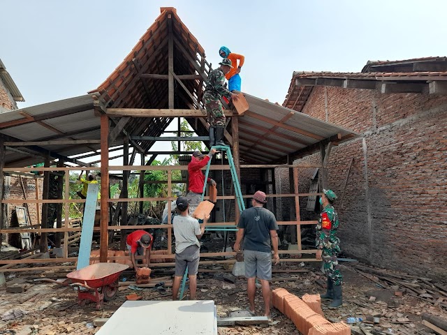 TNI Koramil 12/Mranggen Bantu Perbaikan Rumah Korban Angin Puting Beliung Desa Karangsono