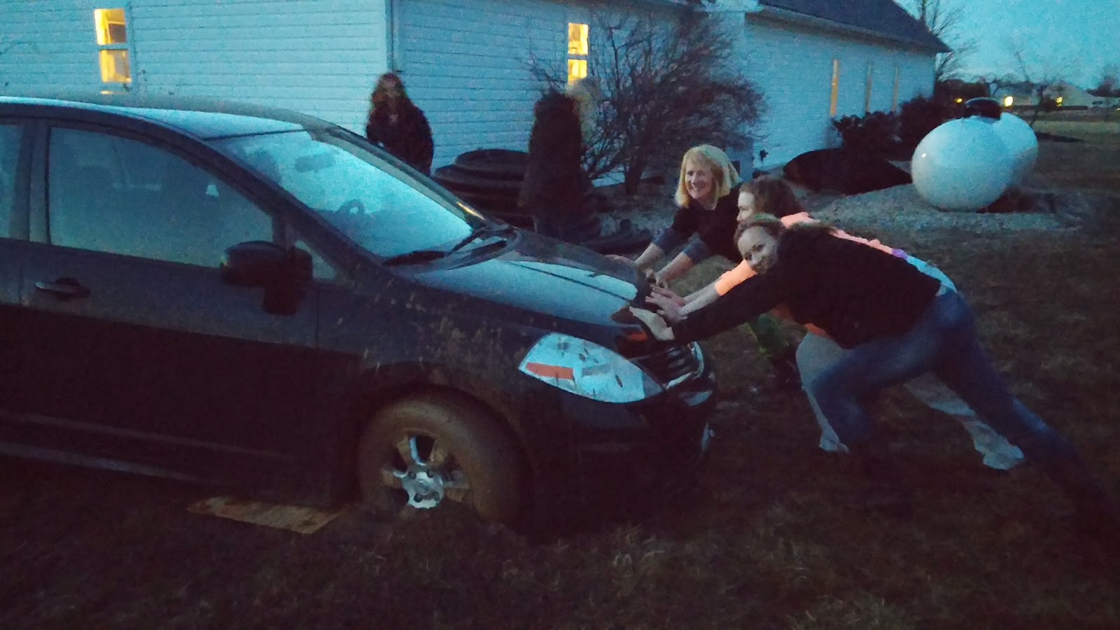 Women Who Got The Car Stuck Pics And Galleries