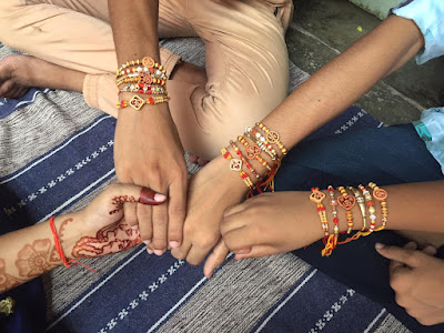 's wrist, AnjNewsMedia RakshaBandhan: बहनों ने भाई की कलाई पर बांधी राखी, Sisters Tie Rakhi on Brother's wrist, AnjNewsMedia