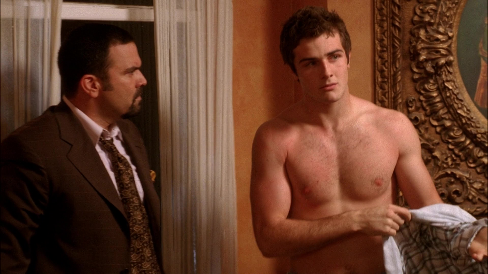 Beau Mirchoff shirtless in Desperate Housewives 6-14 "The Glamorous Li...