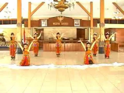 Tarian ini dibawakan oleh sekelompok pemudi yang mengenakan sanggul, ikat pinggang, dan kain kebaya dengan warna yang cerah. Tarian ini dibawakan oleh sekelompok pemudi yang mengenakan sanggul, ikat pinggang, dan kain kebaya dengan warna yang cerah.