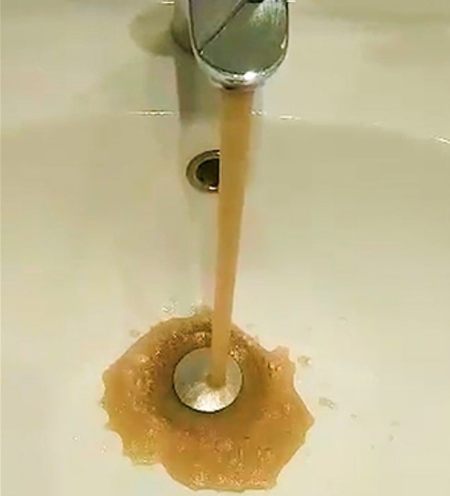 Грязная водопроводная вода. Ржавая вода. Ржавая вода к чему идет ржавая вода из крана. Ржавая вода в многоквартирном доме. Ржавая вода.