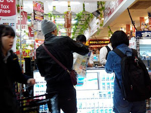 以下名單是根據日本政府所公佈(2015年1月)的沖繩島內外國旅客適用的免稅店，只要外國遊客只要在同一次購物中滿5000yen以上，在付款前告知店員，出示護照就可以辦理退稅手續。但緊記可以免稅未必一定代表是便宜，記住要貨比三家。      食品、藥品適用的免稅店名單，注意以下店舖可...