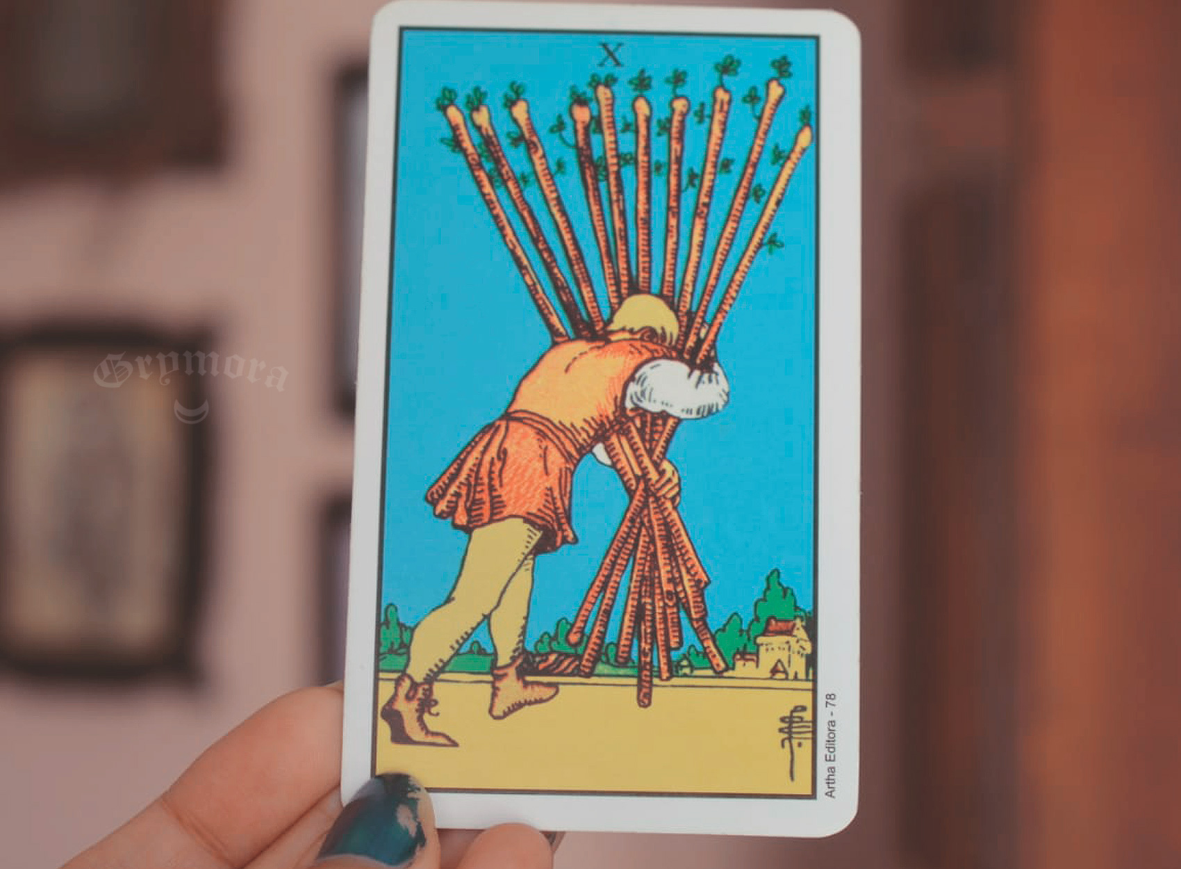 Significado da Carta 10 de Paus no Tarot ☾ GRYMORA TAROT Significado da Carta 10 de Paus no Tarot ☾ GRYMORA TAROT