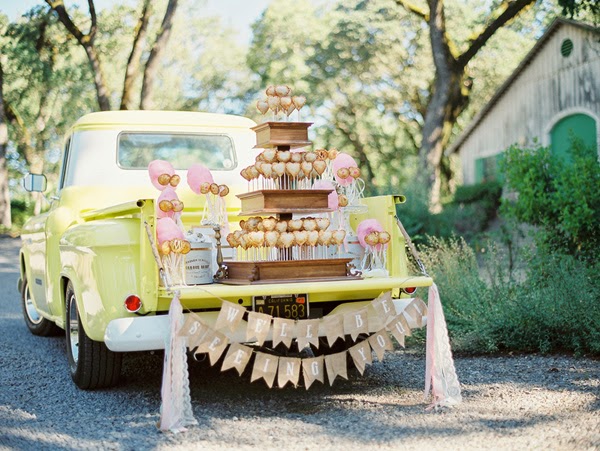 una celebración de boda bajo una pérgola natural