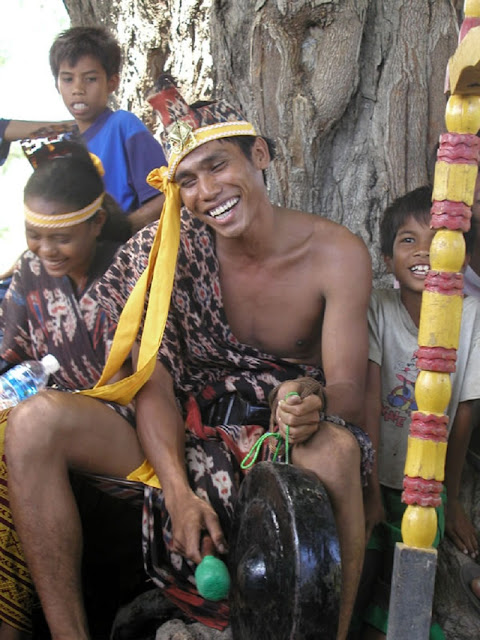Бронзовые гонги сопровождают траур и празднование в Лабунапу, Восточная Сумба