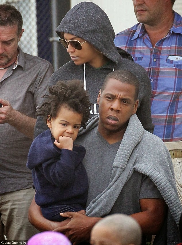 Family Time - Beyonce, Jay Z and Blue Ivy Brave a Cold Day