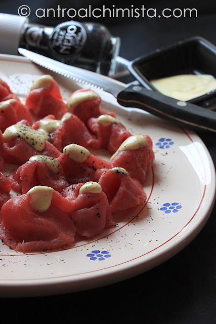 Carpaccio di Manzo in Salsa di Senape e Fiocchi di Sale Nero di Cipro