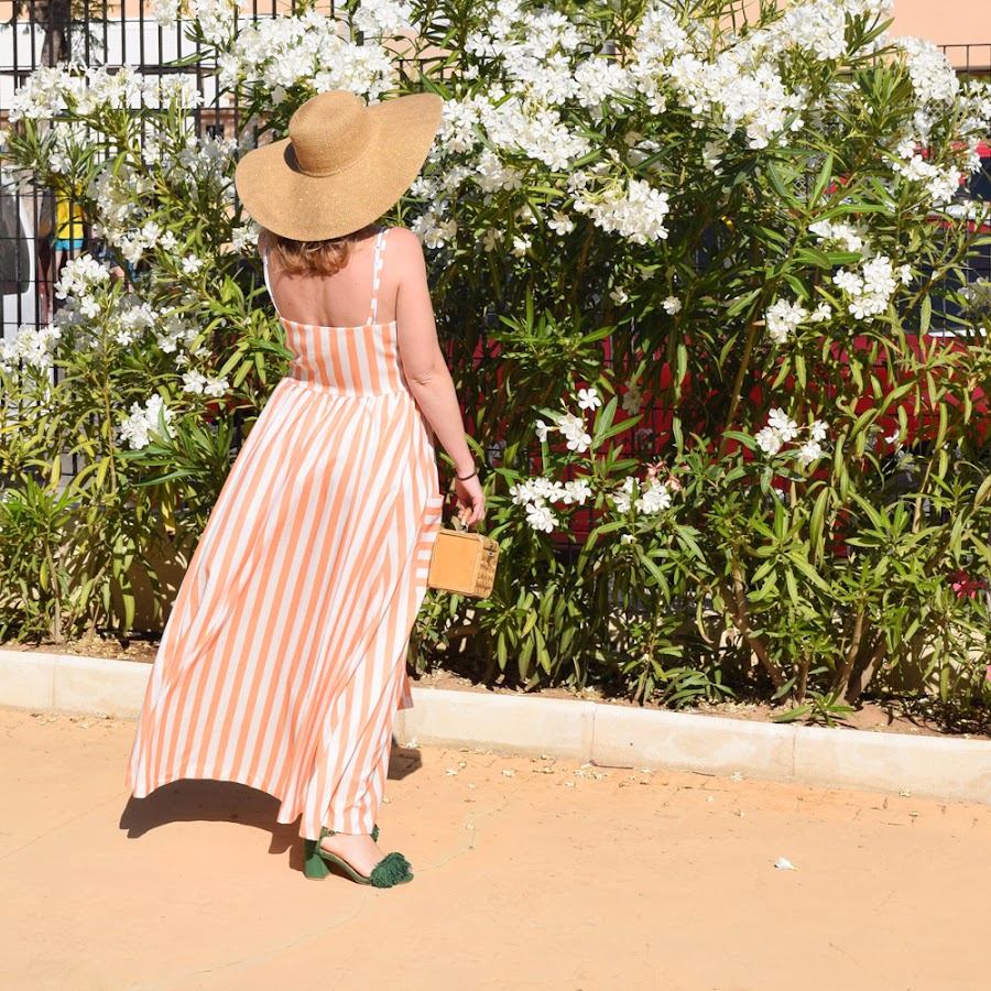 Tres tendencias en una: rayas, botones y amarillo