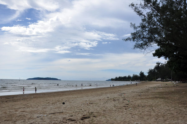 our life in Singapore: Tanjung Aru Beach, Kota Kinabalu, Borneo.