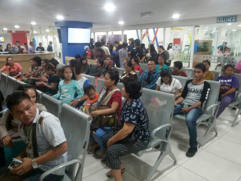 Penduduk asal memohon untuk membuat kad pengenalan di UTC Miri. Chris