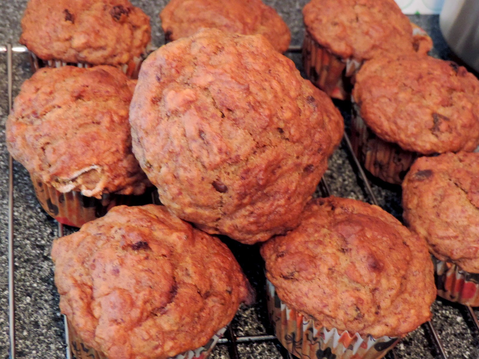 Maman Mélanie cuisine Muffins aux bananes, dattes et raisins (sans oeufs et sans sucre ajouté)