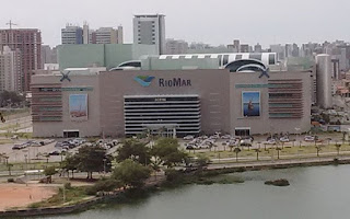 RIO MAR SHOPPING FORTALEZA por Por Porto Neto - Obra do próprio, CC BY-SA 4.0, https://commons.wikimedia.org/w/index.php?curid=54431314 RIO MAR SHOPPING FORTALEZA