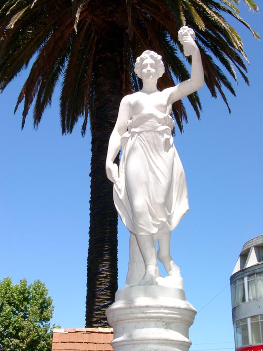 Las Estatuas De La Plaza De Armas De Los Ángeles Nuestro Bio Bío