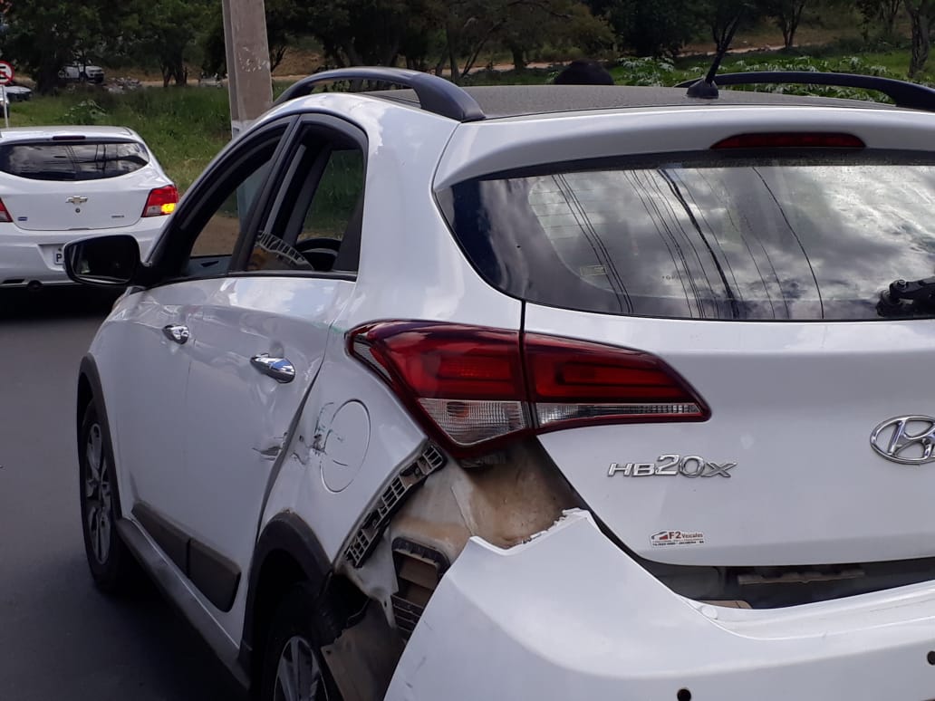 Jacobina: SMTT registra colisão entre carro e caminhão-pipa no bairro da Missão