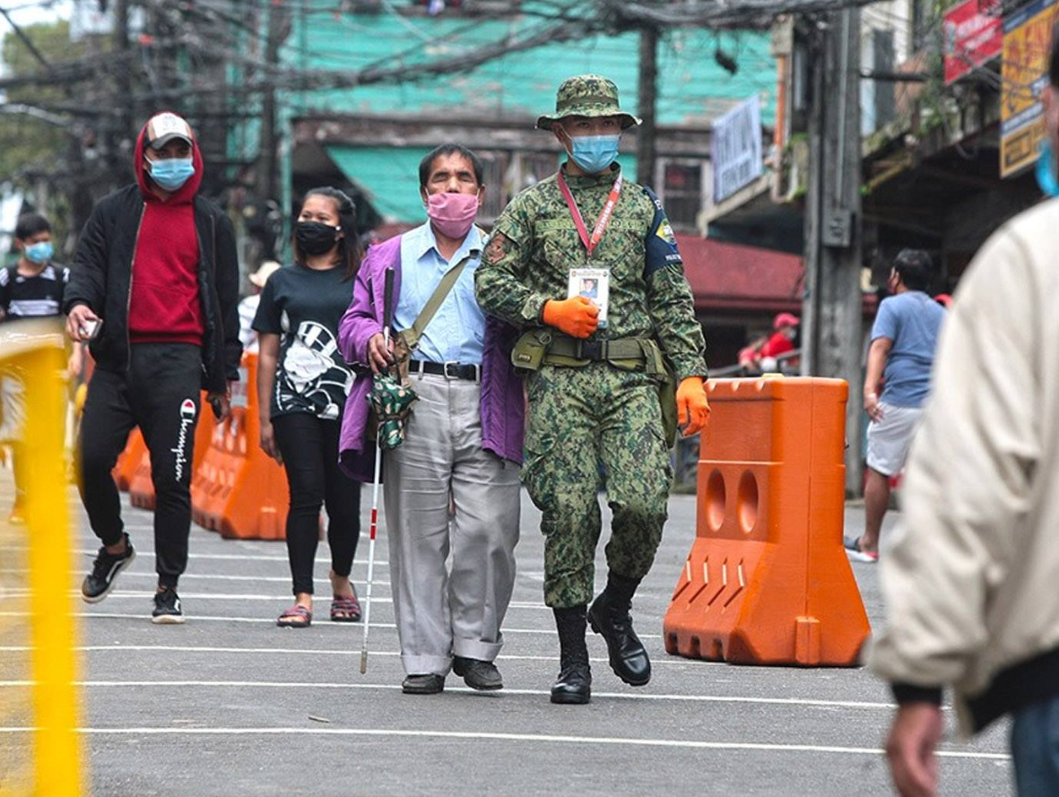 Larawan ng pulis na inaakay ang isang matandang may kapansanan, umani