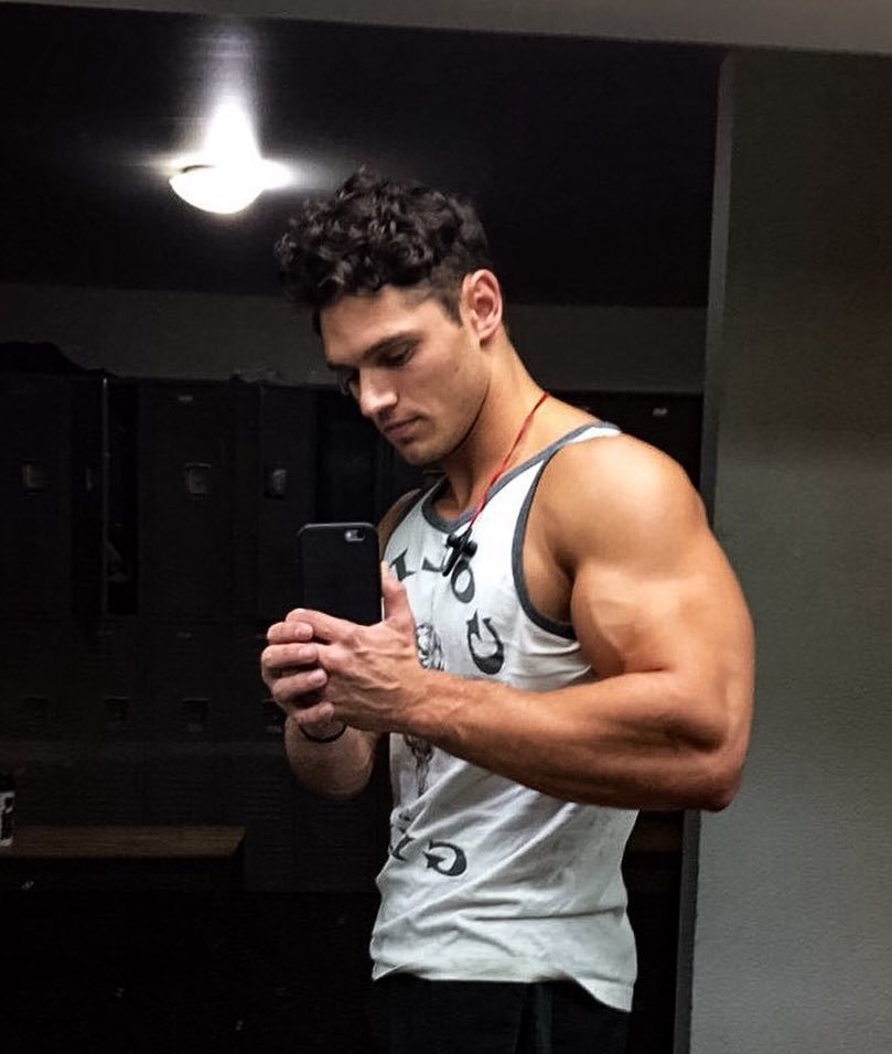 cute-fit-guys-chris-clark-biceps-selfie