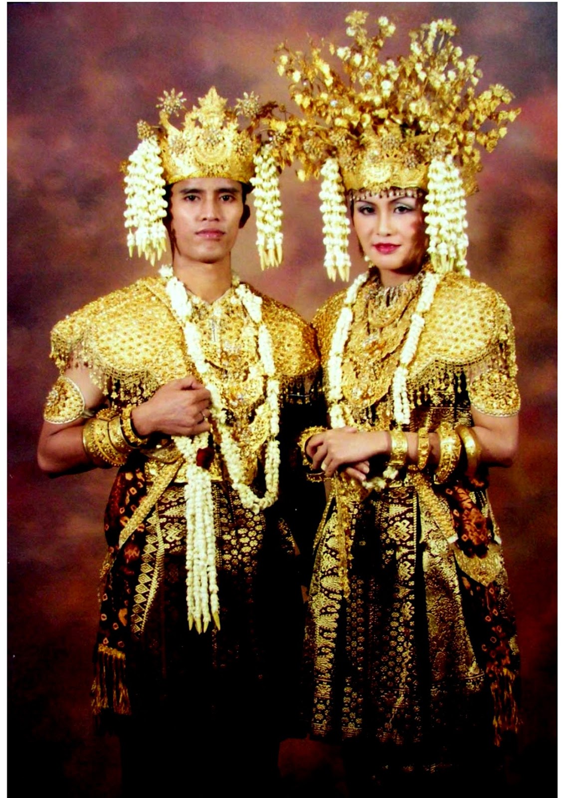 Gambar dan Nama Baju Adat Daerah di 34 Provinsi ~ SENI BUDAYA