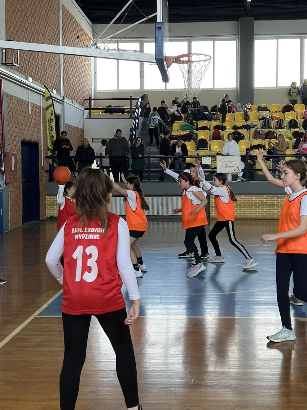 Αγώνες καλαθοσφαίρισης (μπάσκετ) της ομάδας του Δημοτικού Σχολείου Μυρσίνης με ομάδες άλλων σχολείων στο ΑΕΘΛΙΟΝ / 10-3-2023
