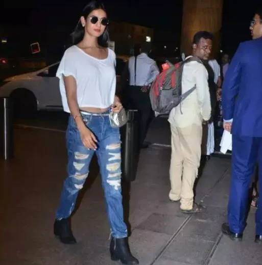 sonal chauhan airport look