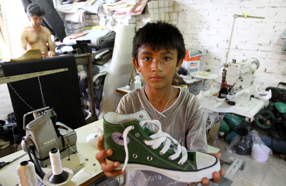 rescate Impulso freír Nike admite la explotación de trabajadores en sus plantas en Indonesia y  otros países asiáticos.