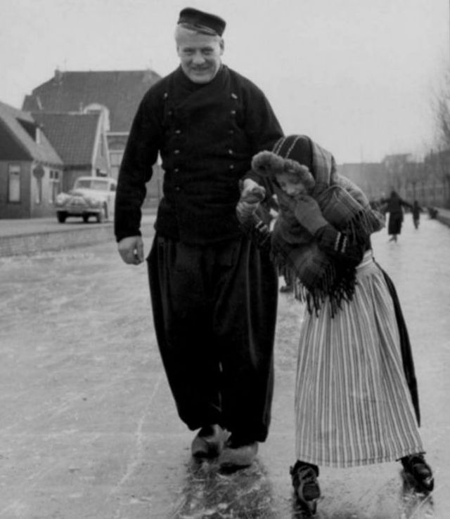 30 Vintage Photographs of Dutch Men in Traditional Volendam Worker ...
