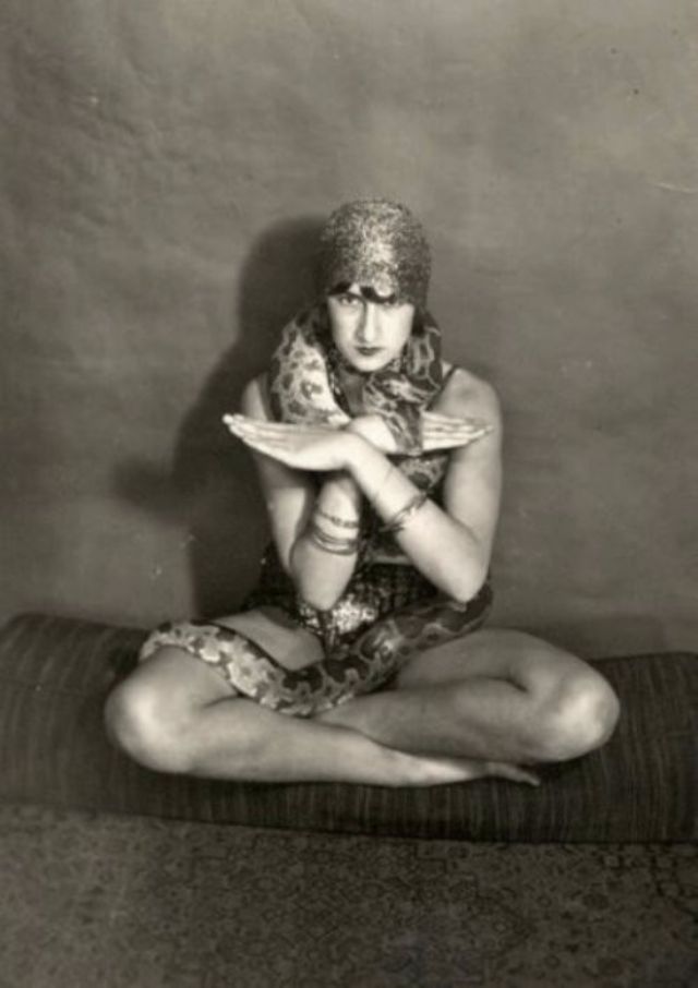 33 Amazing Vintage Photos of Female Circus Snake Charmers From the Early 20th Century vintage
