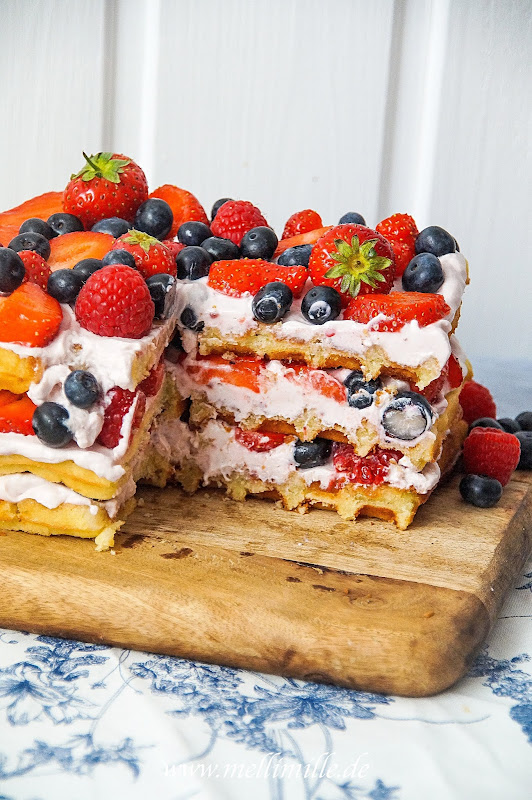 mellimille: Waffeltorte mit Himbeercreme und Beeren