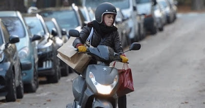 Fantasmas del pasado. Asistente de compras. Maureen (Kristen Stewart) manejando motocicleta.