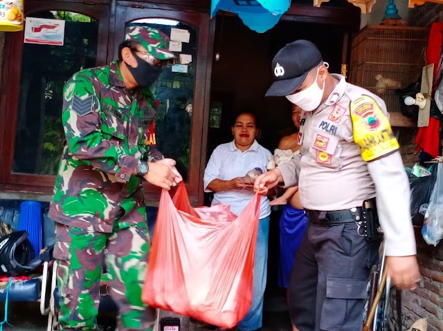 25 Nasi Bungkus Dari Dapur Umum TNI – Polri Dibagikan Kepada Warga Karangtengah