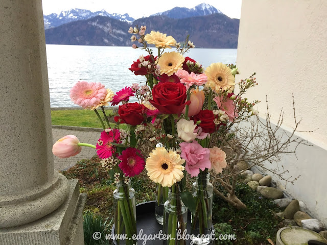Blumenstrauss in Glasvasen mit Gerbera, Rosen und Wachsblumen